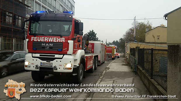 20161117 Aufgerissener LKW Kraftstofftank forderte Feuerwehreinsatz in Traiskirchen Foto: © Franz Pölleritzer 20161117 Aufgerissener LKW Kraftstofftank forderte Feuerwehreinsatz in Traiskirchen Foto: © Franz Pölleritzer