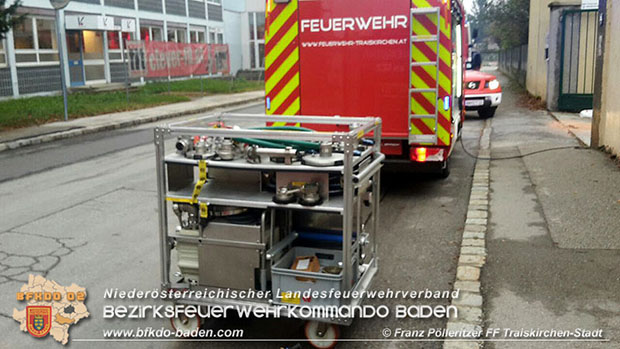20161117 Aufgerissener LKW Kraftstofftank forderte Feuerwehreinsatz in Traiskirchen Foto: © Franz Pölleritzer 20161117 Aufgerissener LKW Kraftstofftank forderte Feuerwehreinsatz in Traiskirchen Foto: © Franz Pölleritzer