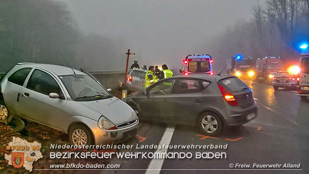 20161118 Verkehrsunfall auf der A21 bei Hochstrass forderte Autobahn-Sperre  Foto: © FF Alland