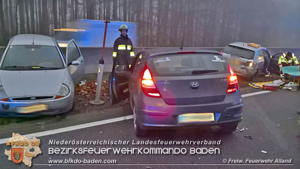 20161118 Verkehrsunfall auf der A21 bei Hochstrass forderte Autobahn-Sperre  Foto: © FF Alland