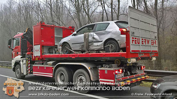 20161118 Verkehrsunfall auf der A21 bei Hochstrass forderte Autobahn-Sperre  Foto: © FF Alland