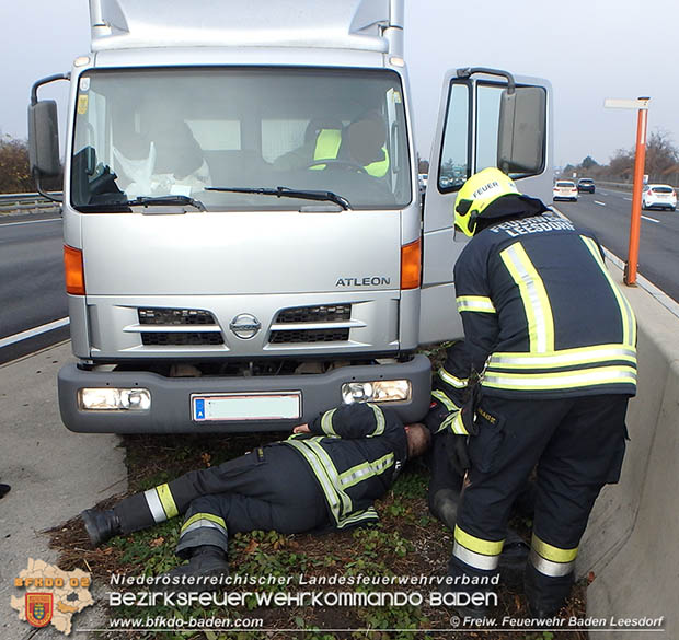 20161118 Klein LKW Bergung nach defekt an Lenkung auf der A2  Foto: © FF Baden-Leesdorf