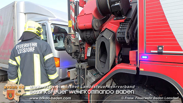 20161118 Klein LKW Bergung nach defekt an Lenkung auf der A2  Foto: © FF Baden-Leesdorf