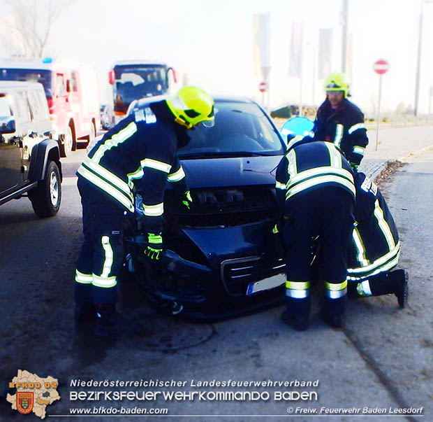 20161118 Fahrzeugbergung nach Verkehrsunfall bei der Ortseinfahrt Baden  Foto: © FF Baden-Leesdorf