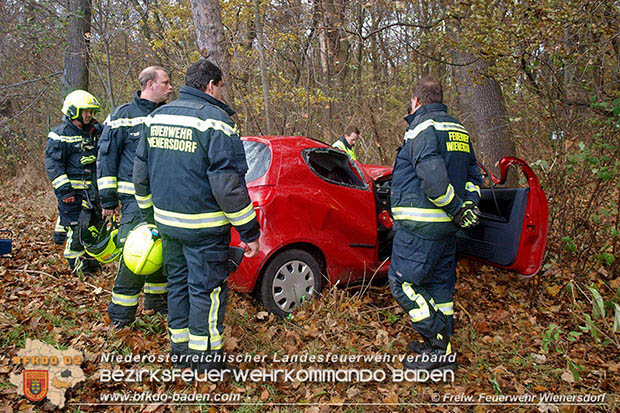 20161119 Schwerer Verkehrsunfall zwischen Tribuswinkel u. Wienersdorf  Foto: © FF Wienersdorf