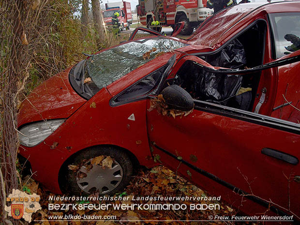 20161119 Schwerer Verkehrsunfall zwischen Tribuswinkel u. Wienersdorf  Foto: © FF Wienersdorf