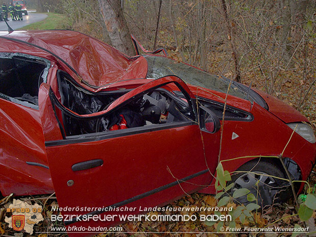 20161119 Schwerer Verkehrsunfall zwischen Tribuswinkel u. Wienersdorf  Foto: © FF Wienersdorf