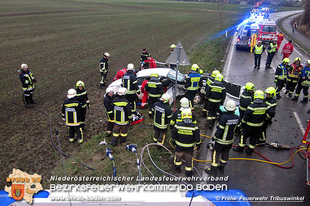 20161119 Schwerer Verkehrsunfall zwischen Tribuswinkel u. Schafflerhof-Siedlung  Foto: © FF Tribuswinkel