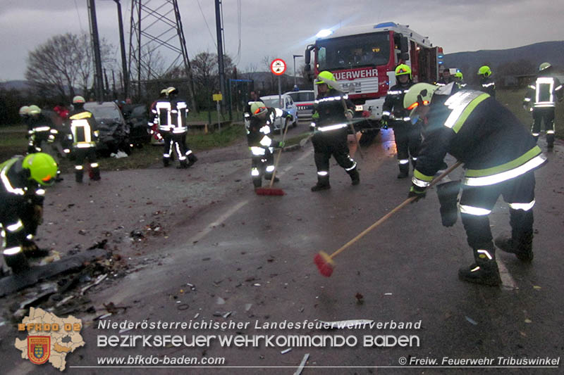 20161119 Schwerer Verkehrsunfall zwischen Tribuswinkel u. Schafflerhof-Siedlung  Foto: © FF Tribuswinkel