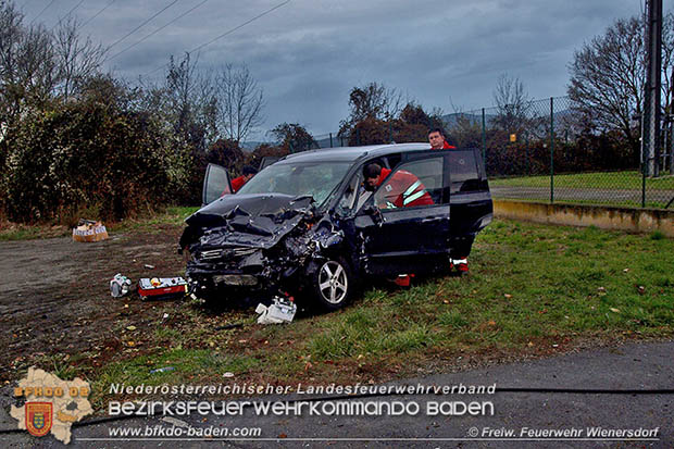 20161119 Schwerer Verkehrsunfall zwischen Tribuswinkel u. Schafflerhof-Siedlung  Foto: © FF Wienersdorf