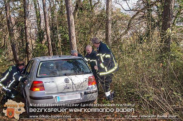 20161121 Pkw Bergung aus dem Waldgebiet Kurpark Baden Bereich Anna Höhe Foto: © FF Baden-Stadt 20161121 Pkw Bergung aus dem Waldgebiet Kurpark Baden Bereich Anna Höhe Foto: © FF Baden-Stadt