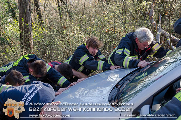 20161121 Pkw Bergung aus dem Waldgebiet Kurpark Baden Bereich Anna Höhe Foto: © FF Baden-Stadt 20161121 Pkw Bergung aus dem Waldgebiet Kurpark Baden Bereich Anna Höhe Foto: © FF Baden-Stadt