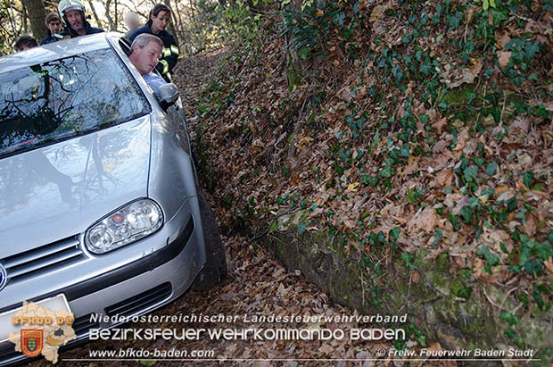 20161121 Pkw Bergung aus dem Waldgebiet Kurpark Baden Bereich Anna Höhe Foto: © FF Baden-Stadt 20161121 Pkw Bergung aus dem Waldgebiet Kurpark Baden Bereich Anna Höhe Foto: © FF Baden-Stadt