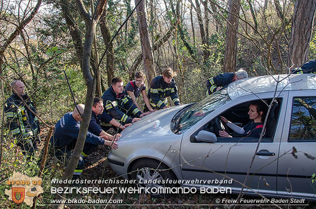 20161121 Pkw Bergung aus dem Waldgebiet Kurpark Baden Bereich Anna Höhe Foto: © FF Baden-Stadt 20161121 Pkw Bergung aus dem Waldgebiet Kurpark Baden Bereich Anna Höhe Foto: © FF Baden-Stadt