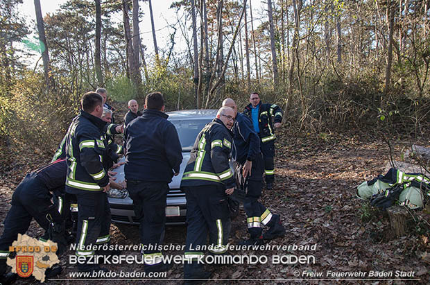 20161121 Pkw Bergung aus dem Waldgebiet Kurpark Baden Bereich Anna Höhe Foto: © FF Baden-Stadt 20161121 Pkw Bergung aus dem Waldgebiet Kurpark Baden Bereich Anna Höhe Foto: © FF Baden-Stadt