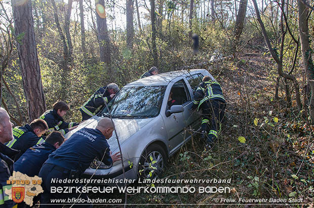 20161121 Pkw Bergung aus dem Waldgebiet Kurpark Baden Bereich Anna Höhe Foto: © FF Baden-Stadt 20161121 Pkw Bergung aus dem Waldgebiet Kurpark Baden Bereich Anna Höhe Foto: © FF Baden-Stadt