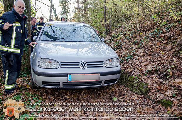 20161121 Pkw Bergung aus dem Waldgebiet Kurpark Baden Bereich Anna Höhe Foto: © FF Baden-Stadt 20161121 Pkw Bergung aus dem Waldgebiet Kurpark Baden Bereich Anna Höhe Foto: © FF Baden-Stadt