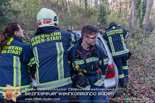 20161121 Pkw Bergung aus dem Waldgebiet Kurpark Baden Bereich Anna Höhe Foto: © FF Baden-Stadt 20161121 Pkw Bergung aus dem Waldgebiet Kurpark Baden Bereich Anna Höhe Foto: © FF Baden-Stadt