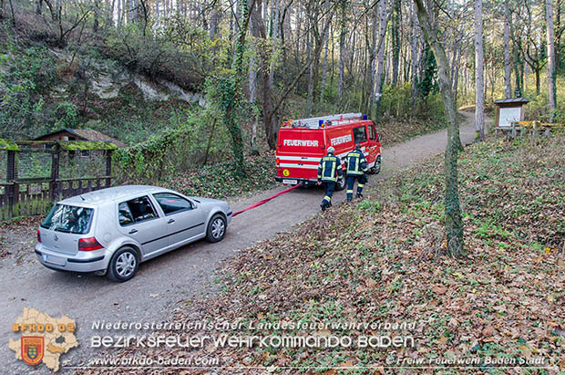 20161121 Pkw Bergung aus dem Waldgebiet Kurpark Baden Bereich Anna Höhe  Foto: © FF Baden-Stadt