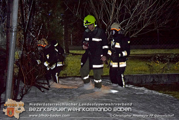 20161127 Vollbrand eines abgestellten Wohnmobils in Schoenau a.d.Triesting Foto: © Christopher Neumayer 20161127 Vollbrand eines abgestellten Wohnmobils in Schoenau a.d.Triesting Foto: © Christopher Neumayer