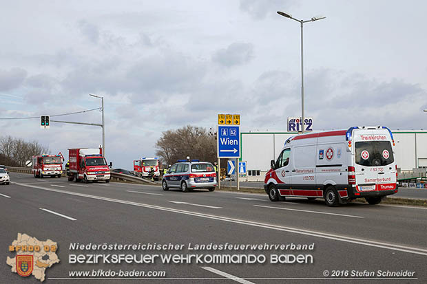 20161127 Verkehrsunfall Abfahrt A2 X B17 zwischen Oeynhausen und Traiskirchen  Foto: © Stefan Schneider