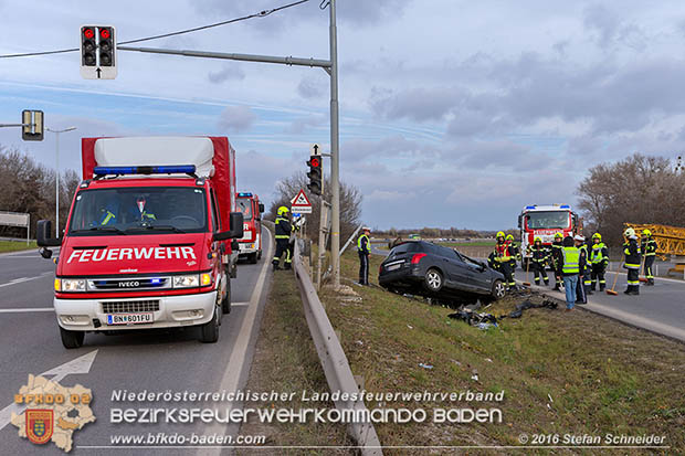 20161127 Verkehrsunfall Abfahrt A2 X B17 zwischen Oeynhausen und Traiskirchen  Foto: © Stefan Schneider