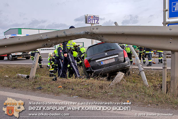 20161127 Verkehrsunfall Abfahrt A2 X B17 zwischen Oeynhausen und Traiskirchen  Foto: © Stefan Schneider