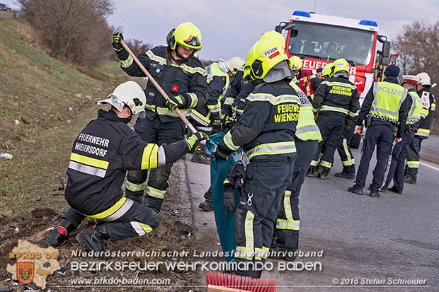 20161127 Verkehrsunfall Abfahrt A2 X B17 zwischen Oeynhausen und Traiskirchen  Foto: © Stefan Schneider