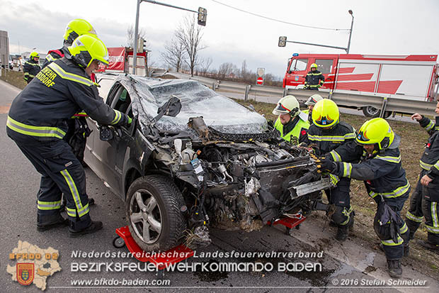 20161127 Verkehrsunfall Abfahrt A2 X B17 zwischen Oeynhausen und Traiskirchen  Foto: © Stefan Schneider