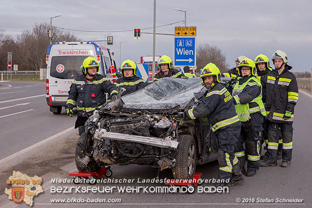 20161127 Verkehrsunfall Abfahrt A2 X B17 zwischen Oeynhausen und Traiskirchen  Foto: © Stefan Schneider