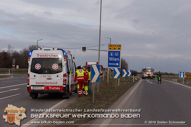 20161127 Verkehrsunfall Abfahrt A2 X B17 zwischen Oeynhausen und Traiskirchen  Foto: © Stefan Schneider