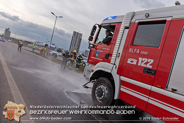 20161127 Verkehrsunfall Abfahrt A2 X B17 zwischen Oeynhausen und Traiskirchen  Foto: © Stefan Schneider