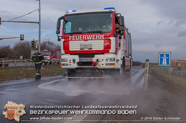 20161127 Verkehrsunfall Abfahrt A2 X B17 zwischen Oeynhausen und Traiskirchen  Foto: © Stefan Schneider