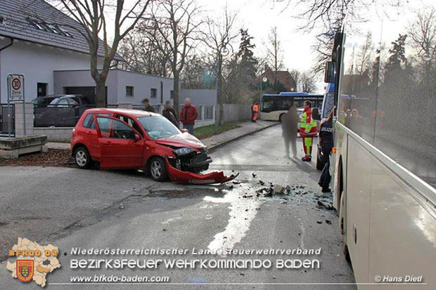 20161130 Verkehrsunfall Pkw gegen Linienbus in Möllersdorf  Foto: © Hans Dietl