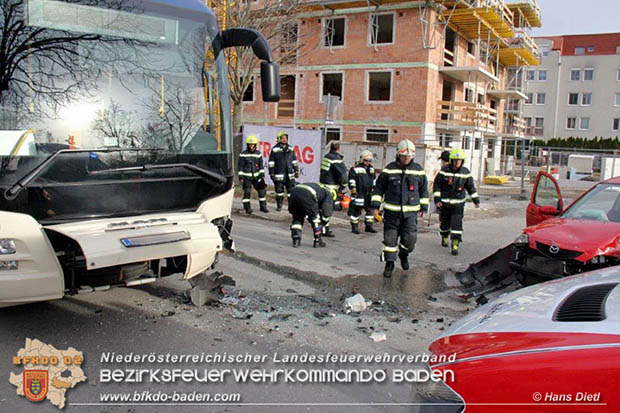 20161130 Verkehrsunfall Pkw gegen Linienbus in Möllersdorf  Foto: © Hans Dietl