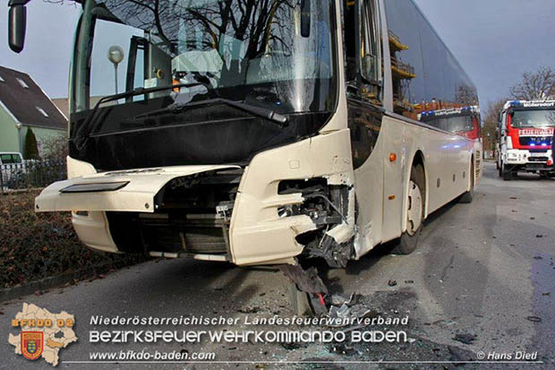 20161130 Verkehrsunfall Pkw gegen Linienbus in Möllersdorf  Foto: © Hans Dietl