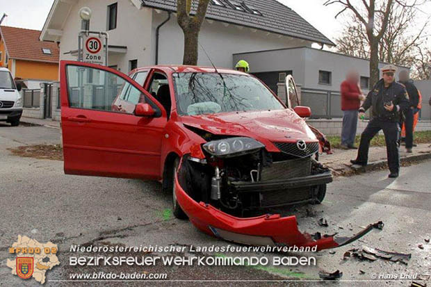 20161130 Verkehrsunfall Pkw gegen Linienbus in Möllersdorf  Foto: © Hans Dietl