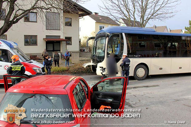 20161130 Verkehrsunfall Pkw gegen Linienbus in Möllersdorf  Foto: © Hans Dietl