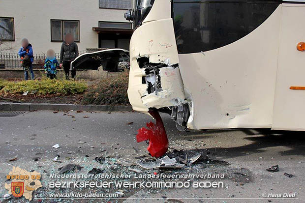 20161130 Verkehrsunfall Pkw gegen Linienbus in Möllersdorf  Foto: © Hans Dietl