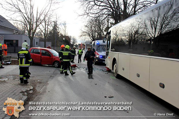 20161130 Verkehrsunfall Pkw gegen Linienbus in Möllersdorf  Foto: © Hans Dietl