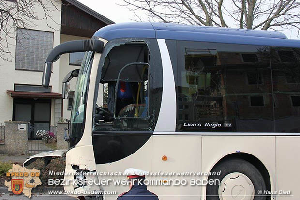 20161130 Verkehrsunfall Pkw gegen Linienbus in Möllersdorf  Foto: © Hans Dietl