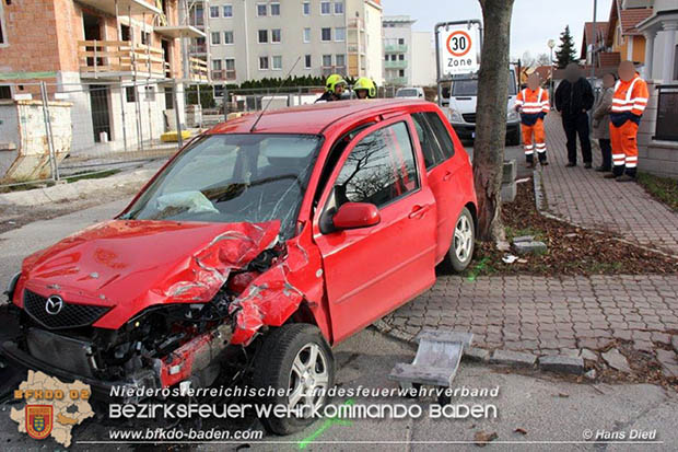 20161130 Verkehrsunfall Pkw gegen Linienbus in Möllersdorf  Foto: © Hans Dietl