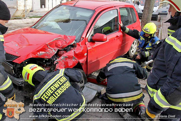 20161130 Verkehrsunfall Pkw gegen Linienbus in Möllersdorf  Foto: © Hans Dietl