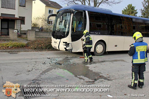20161130 Verkehrsunfall Pkw gegen Linienbus in Möllersdorf  Foto: © Hans Dietl