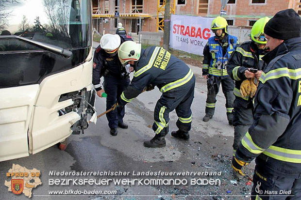 20161130 Verkehrsunfall Pkw gegen Linienbus in Möllersdorf  Foto: © Hans Dietl