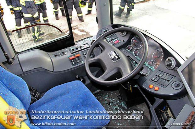 20161130 Verkehrsunfall Pkw gegen Linienbus in Möllersdorf  Foto: © Hans Dietl