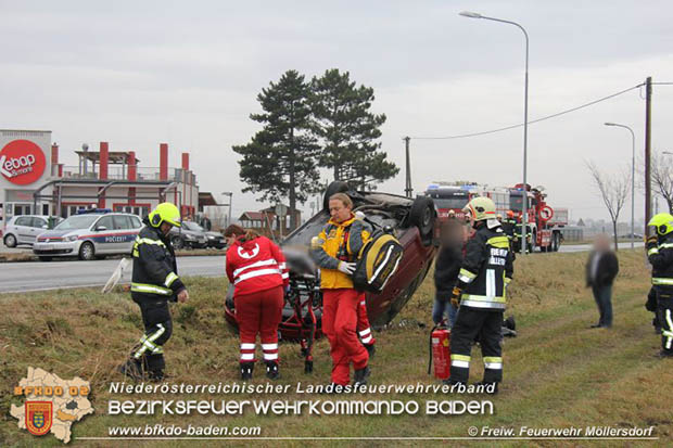 20161218 Verkehrsunfall am Badenerspitz in Traiskirchen-Möllersdorf  Foto: © FF Möllersdorf