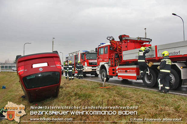 20161218 Verkehrsunfall am Badenerspitz in Traiskirchen-Möllersdorf  Foto: © FF Möllersdorf