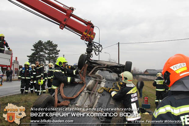 20161218 Verkehrsunfall am Badenerspitz in Traiskirchen-Möllersdorf  Foto: © FF Möllersdorf