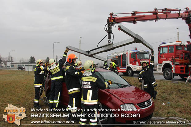 20161218 Verkehrsunfall am Badenerspitz in Traiskirchen-Möllersdorf  Foto: © FF Möllersdorf